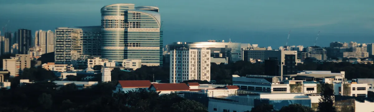 סינגפור: Skyline of Singapore featuring modern architecture under a clear blue sky.