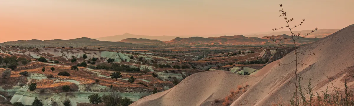 טורקיה: Stunning view of Cappadocia's unique landscapes during sunset in Nevşehir, Turkey.