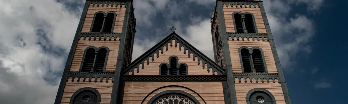 סורינאם: Exterior view of St. Peter and Paul Cathedral showcasing its gothic architecture and twin towers in Suriname.
