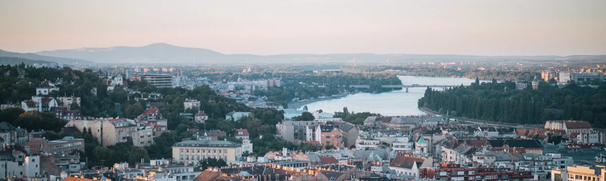 הונגריה: Aerial shot of Budapest with the Danube River and city architecture during sunset.