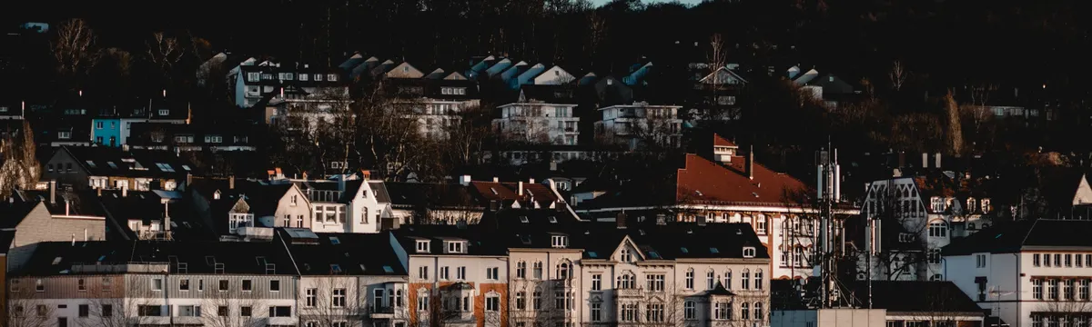 גרמניה: A picturesque view of urban architecture in Wuppertal, Germany, under a vibrant sky.