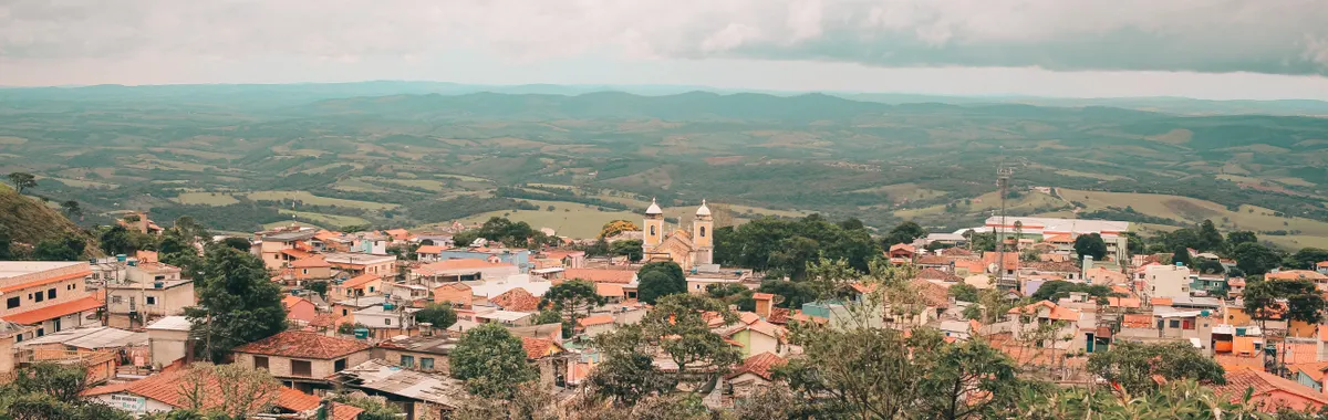 Panoramic view of São Tomé das Letras with lush landscape and historical architecture.