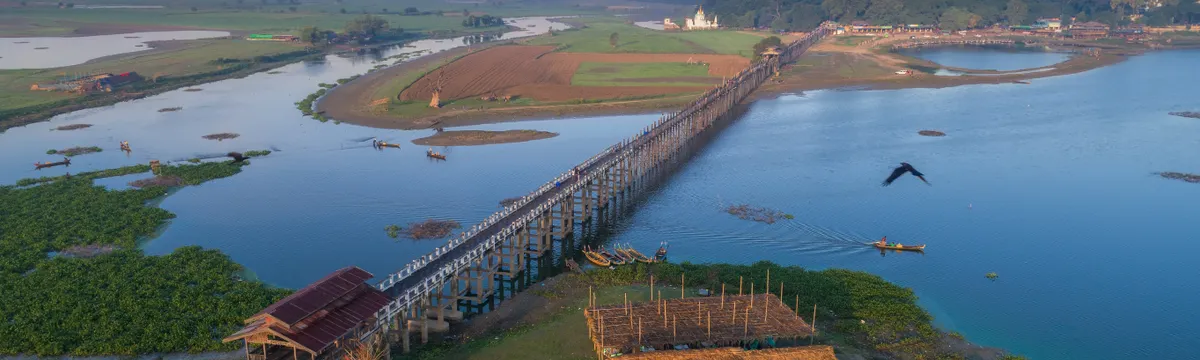 מיאנמר: Scenic aerial shot of U Bein Bridge stretching over the Taungthaman Lake in Mandalay, Myanmar.