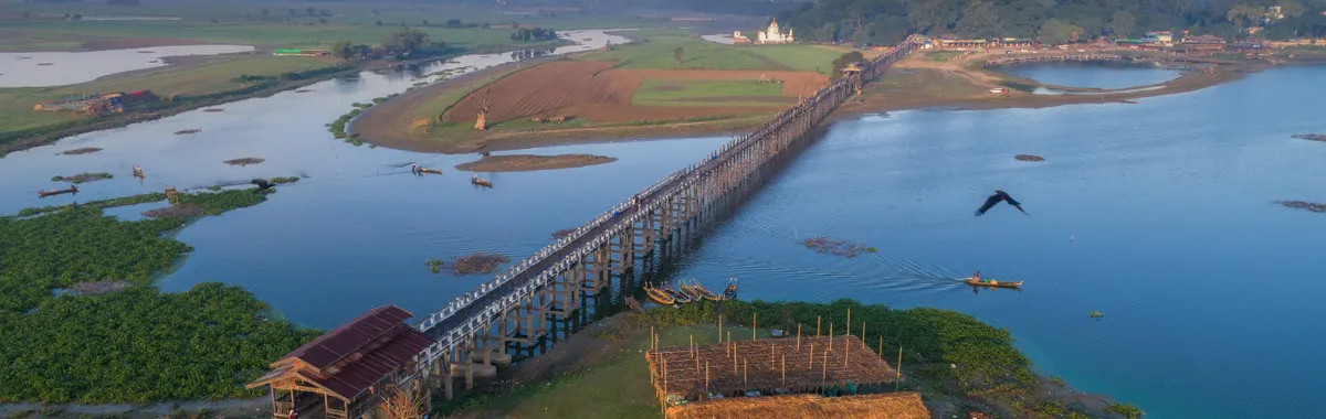 מיאנמר: Scenic aerial shot of U Bein Bridge stretching over the Taungthaman Lake in Mandalay, Myanmar.