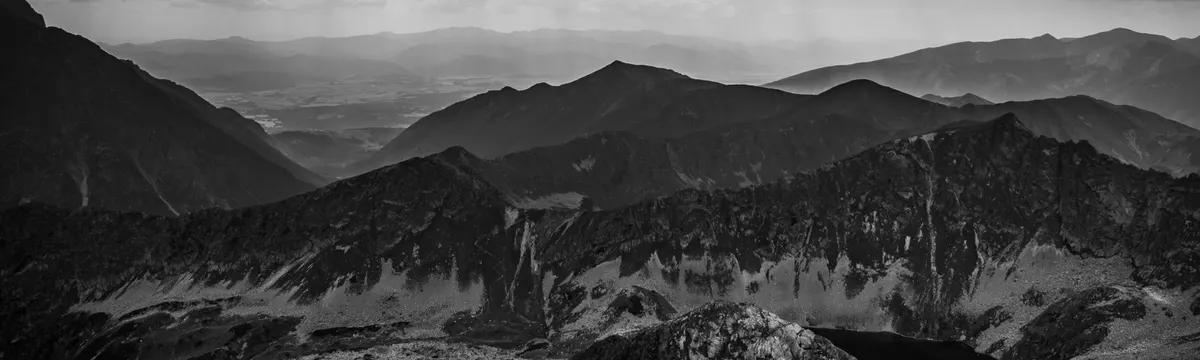 פולין: Stunning black and white panorama of the Tatra Mountains in Zakopane, Poland.