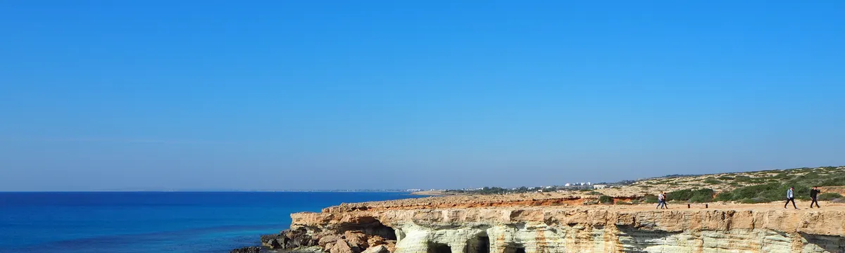 קפריסין: Stunning view of sea caves and clear blue waters in Cyprus along the coast.